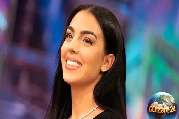 تصویر غذای سالم و خوشمزه جورجینا در سفر به دریای سرخ؛ استیک و نیمرو در کنار مناظر لاکچری