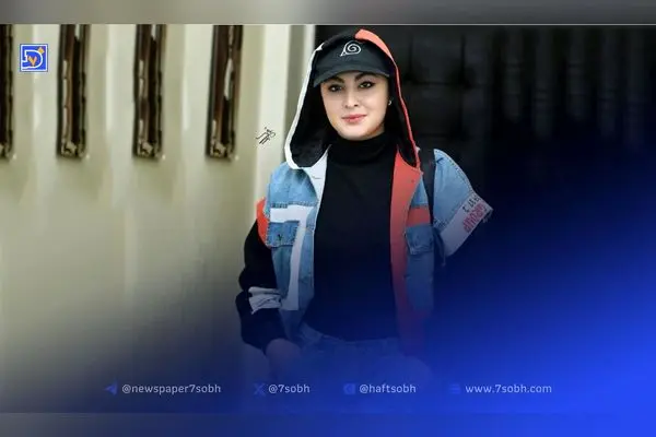 دکوراسیون مدرن و لوکس منزل مریم مومن با مبلمان راحتی، چوب راش و رنگ‌های روشن