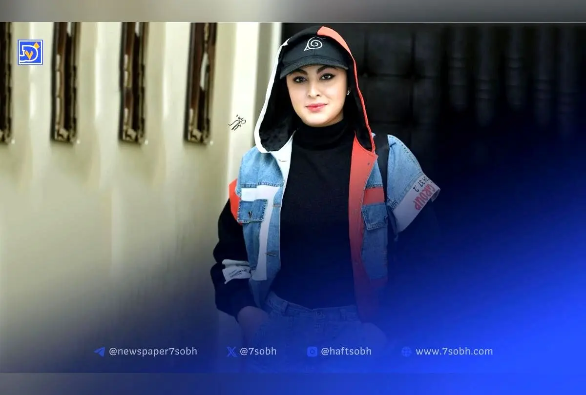 دکوراسیون مدرن و لوکس منزل مریم مومن با مبلمان راحتی، چوب راش و رنگ‌های روشن