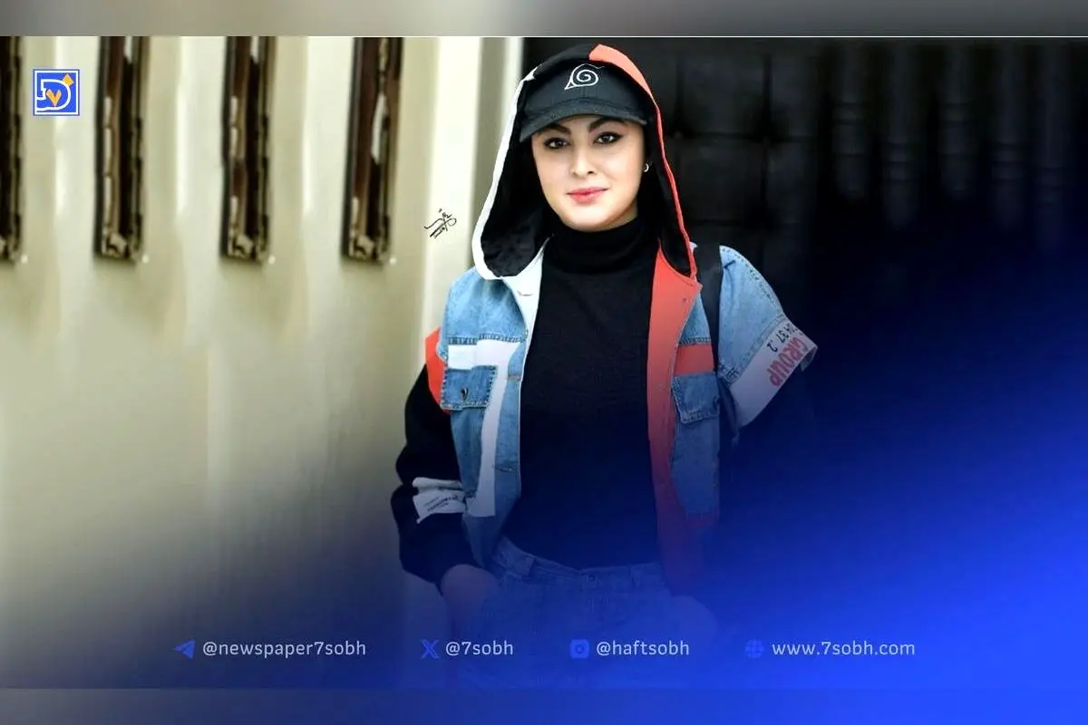 دکوراسیون مدرن و لوکس منزل مریم مومن با مبلمان راحتی، چوب راش و رنگ‌های روشن