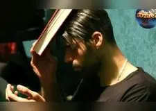 تصویری کمتر دیده شده از مهدی طارمی در شب قدر مسجد ولایت بوشهر؛ ستاره فوتبال ایران در حال نماز خواندن