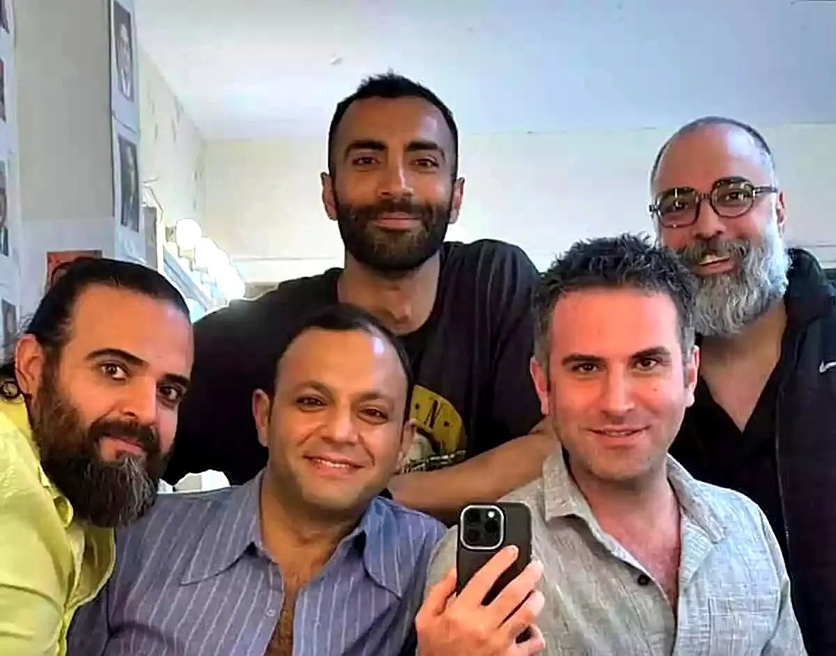 عکس‌های جدید و متفاوت بازیگران مرد سریال تاسیان در پشت صحنه؛ چهره‌های هوتن شکیبا و بابک حمیدیان در کنار هم