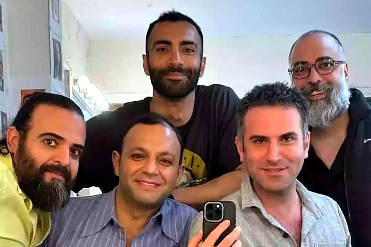 عکس‌های جدید و متفاوت بازیگران مرد سریال تاسیان در پشت صحنه؛ چهره‌های هوتن شکیبا و بابک حمیدیان در کنار هم