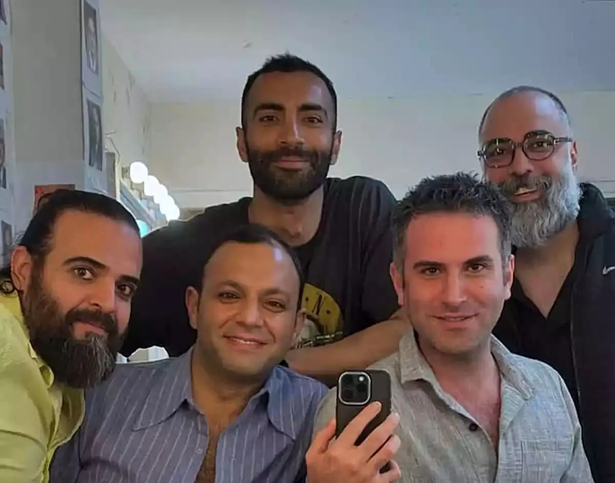 عکس‌های جدید و متفاوت بازیگران مرد سریال تاسیان در پشت صحنه؛ چهره‌های هوتن شکیبا و بابک حمیدیان در کنار هم