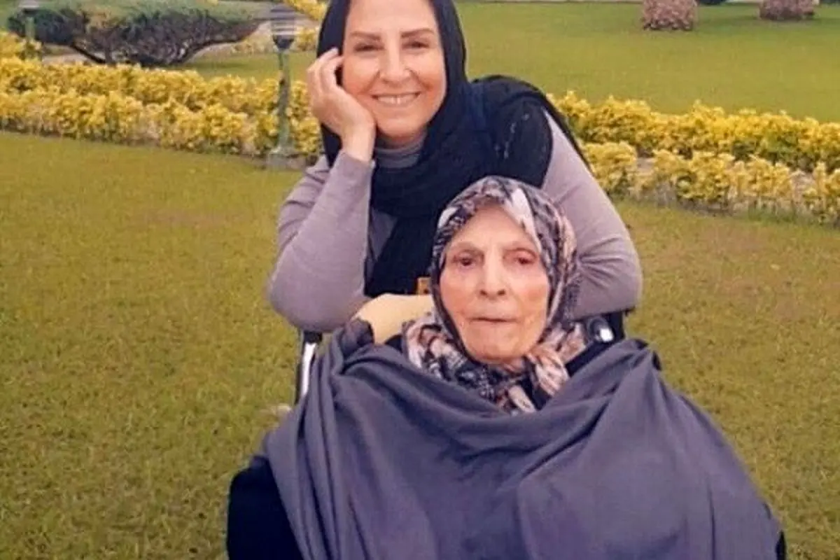 مرجانه گلچین در کنار مادر پیرش در زادگاهشان: عکسهای جدید و لحظات دلنشین خانواده