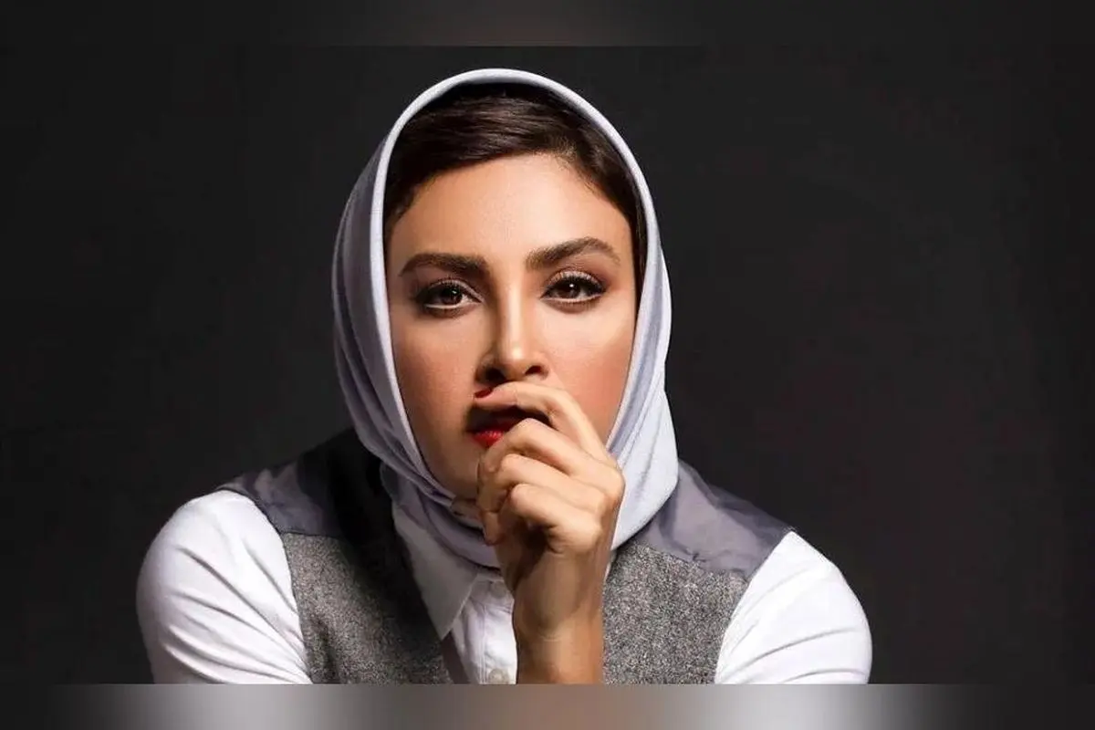 طراحی داخلی منزل حدیثه تهرانی؛ مبلمان ساده و رنگ‌های تیره و تأثیر آن بر زیبایی فضا