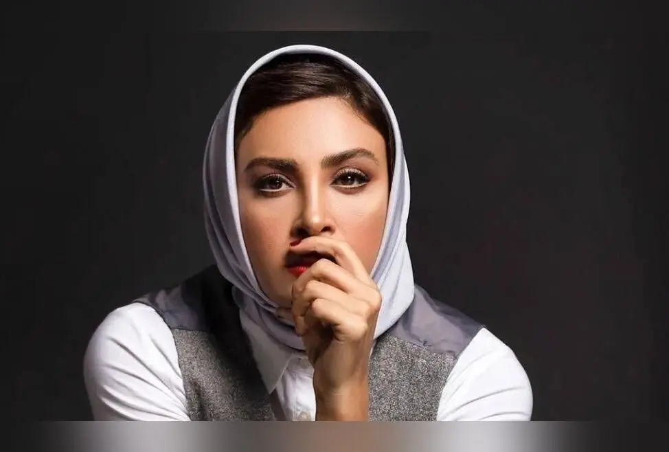 طراحی داخلی منزل حدیثه تهرانی؛ مبلمان ساده و رنگ‌های تیره و تأثیر آن بر زیبایی فضا