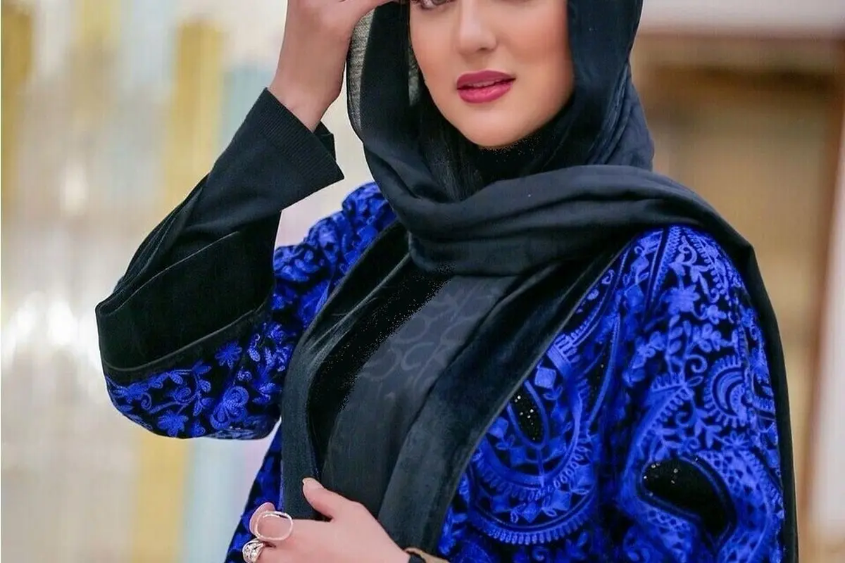 استایل ماکسیمال هلیا امامی با مانتو کتی مد روز و جذاب در نمایش "ترانه تب"