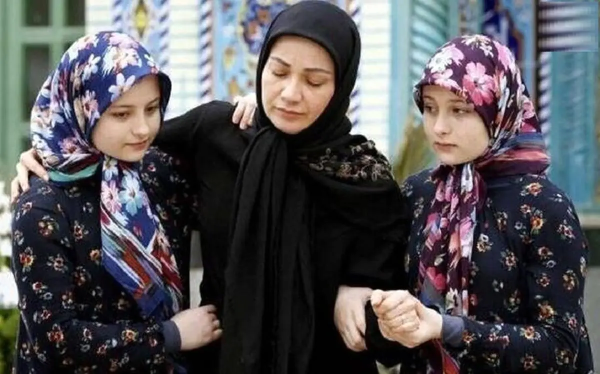 تصویر نادر و جذاب از استراحت بازیگران دوقلوی پایتخت 5 در پشت صحنه سال ۹۶
