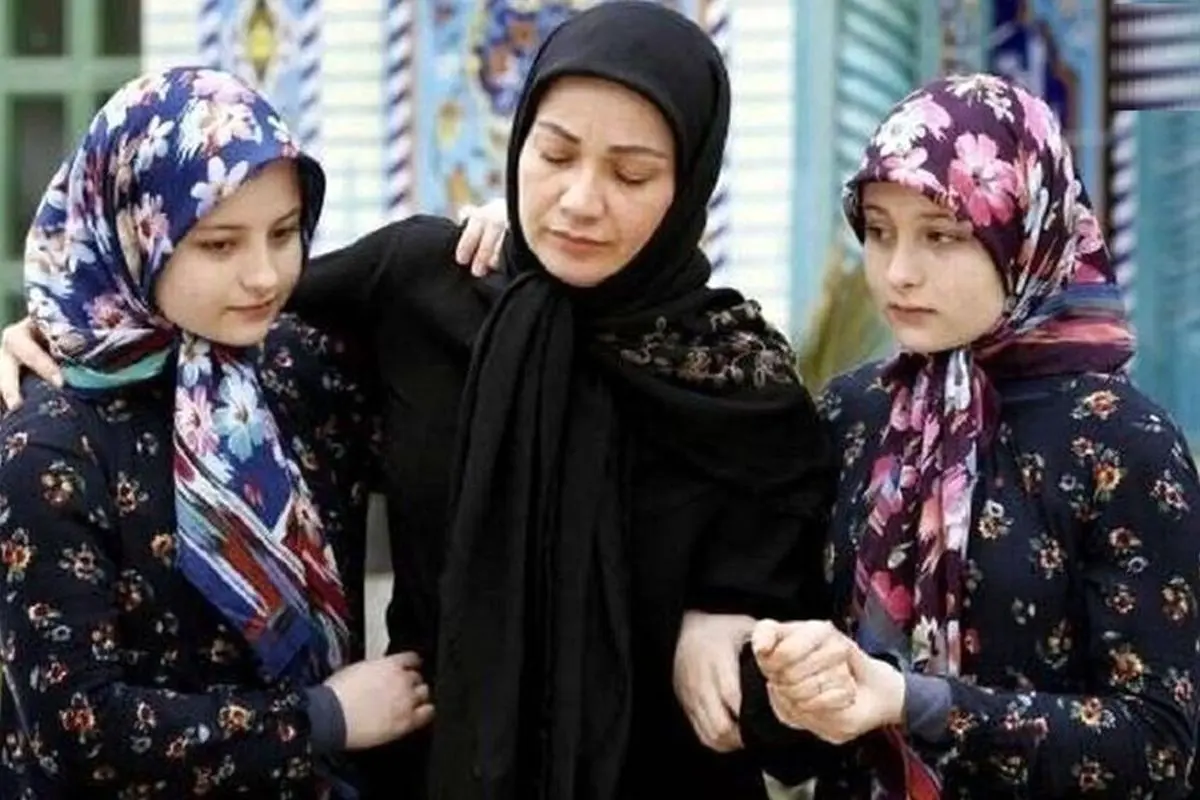 تصویر نادر و جذاب از استراحت بازیگران دوقلوی پایتخت 5 در پشت صحنه سال ۹۶