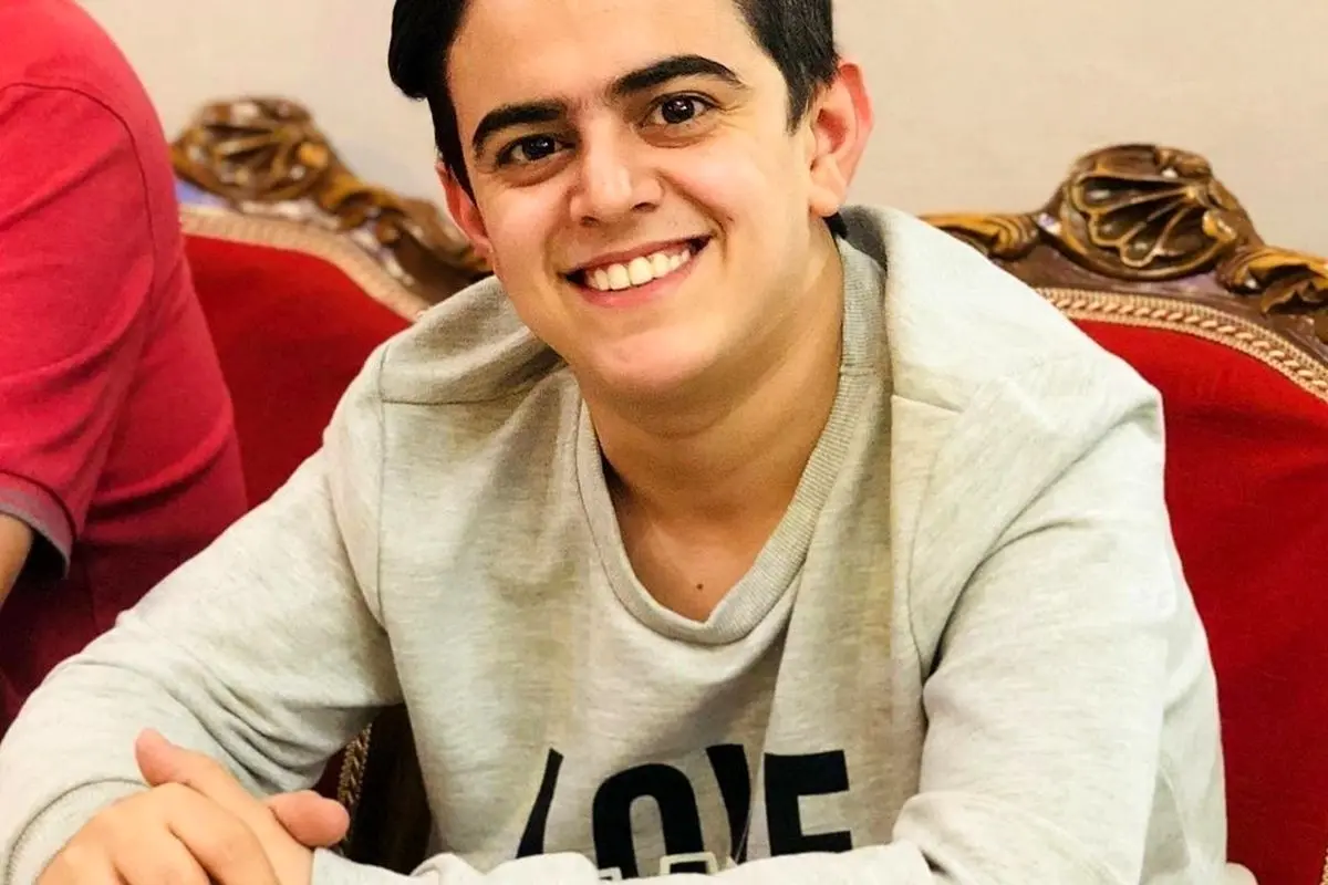 امیرمحمد رفیق دیرینه عموپورنگ با پستی طعنهآمیز در کنار کتابها: زود بزرگ شدی یا زمان زود میگذرد؟