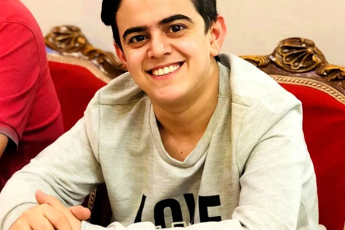 امیرمحمد رفیق دیرینه عموپورنگ با پستی طعنه‌آمیز در کنار کتاب‌ها: زود بزرگ شدی یا زمان زود می‌گذرد؟
