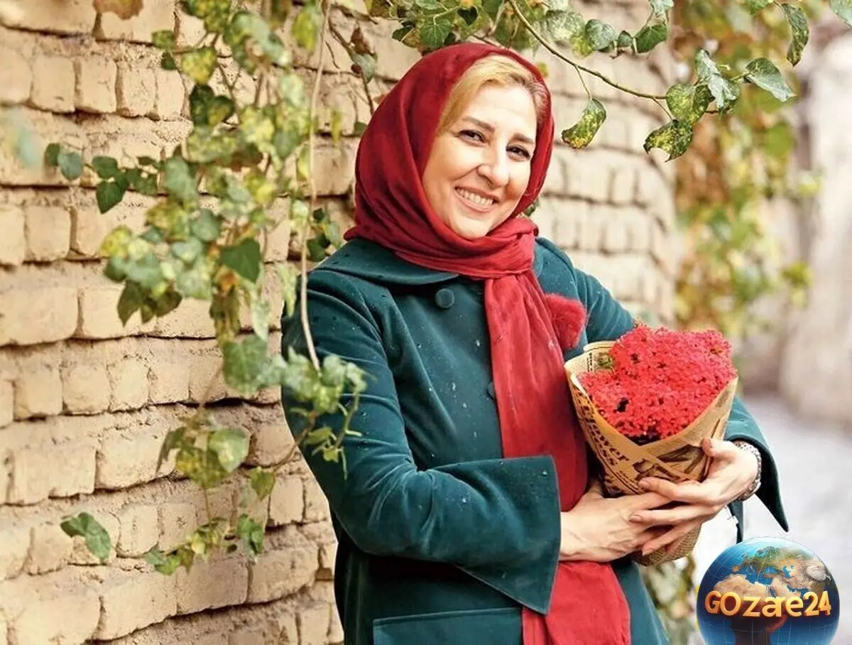تصویر طاقچه سنتی و زیبا در خانه مرجانه گلچین با دیوارکوب‌های ایرانی و گل‌های شمعدونی + عکس