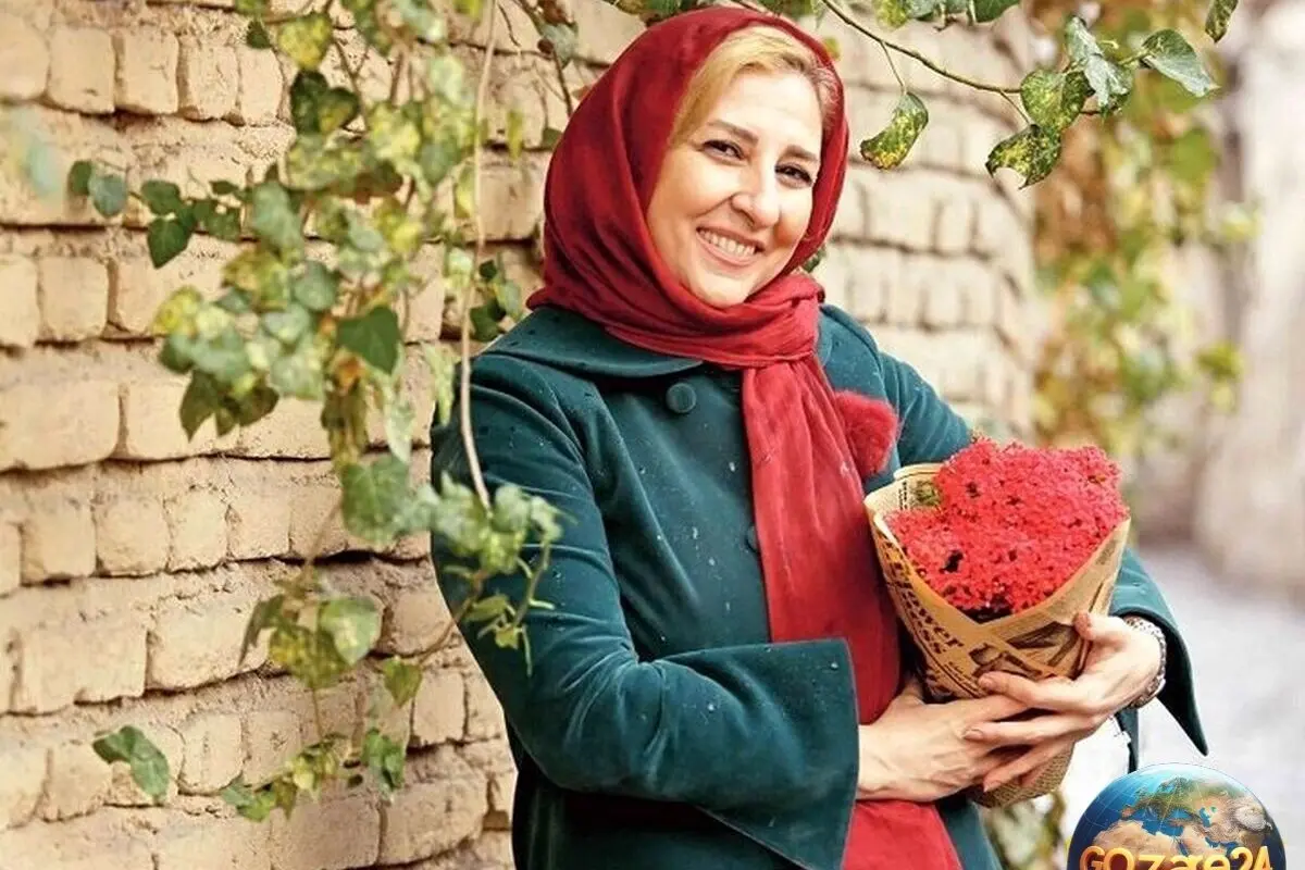تصویر طاقچه سنتی و زیبا در خانه مرجانه گلچین با دیوارکوب‌های ایرانی و گل‌های شمعدونی + عکس