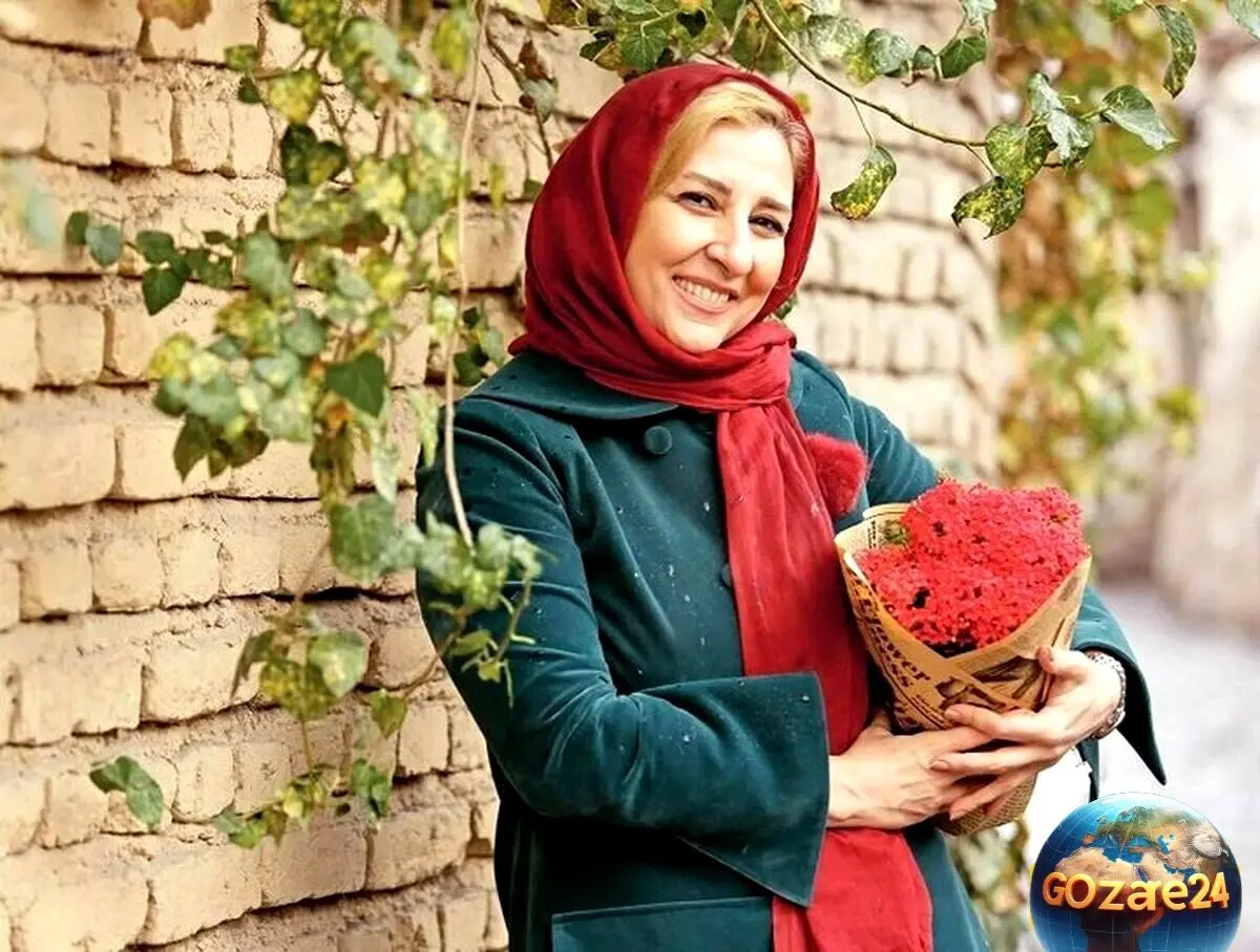 تصویر طاقچه سنتی و زیبا در خانه مرجانه گلچین با دیوارکوب‌های ایرانی و گل‌های شمعدونی + عکس