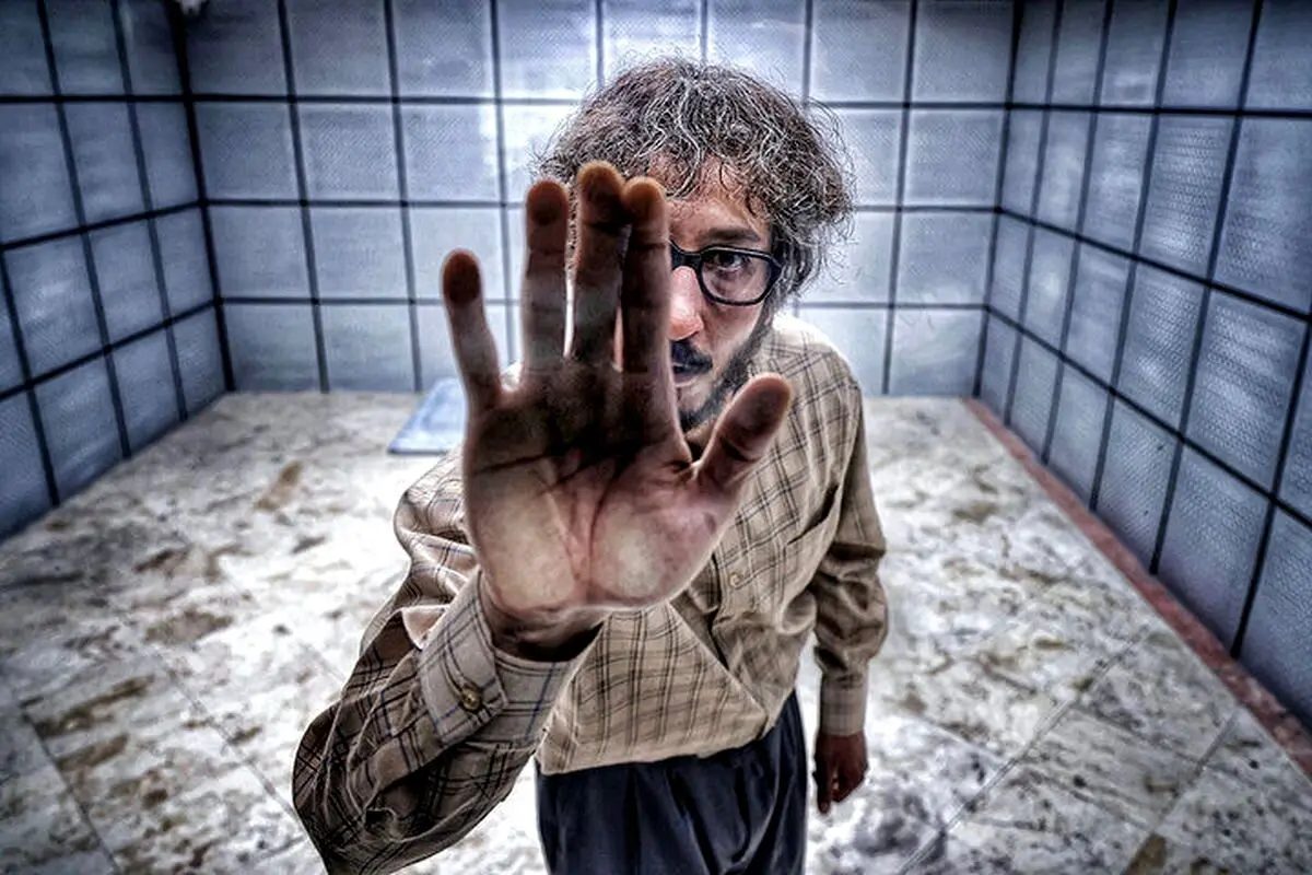 رونمایی از پوستر فیلم کمدی-اکشن «مرد عینکی» با بازی بهرام افشاری و تاریخ اکران اول مرداد