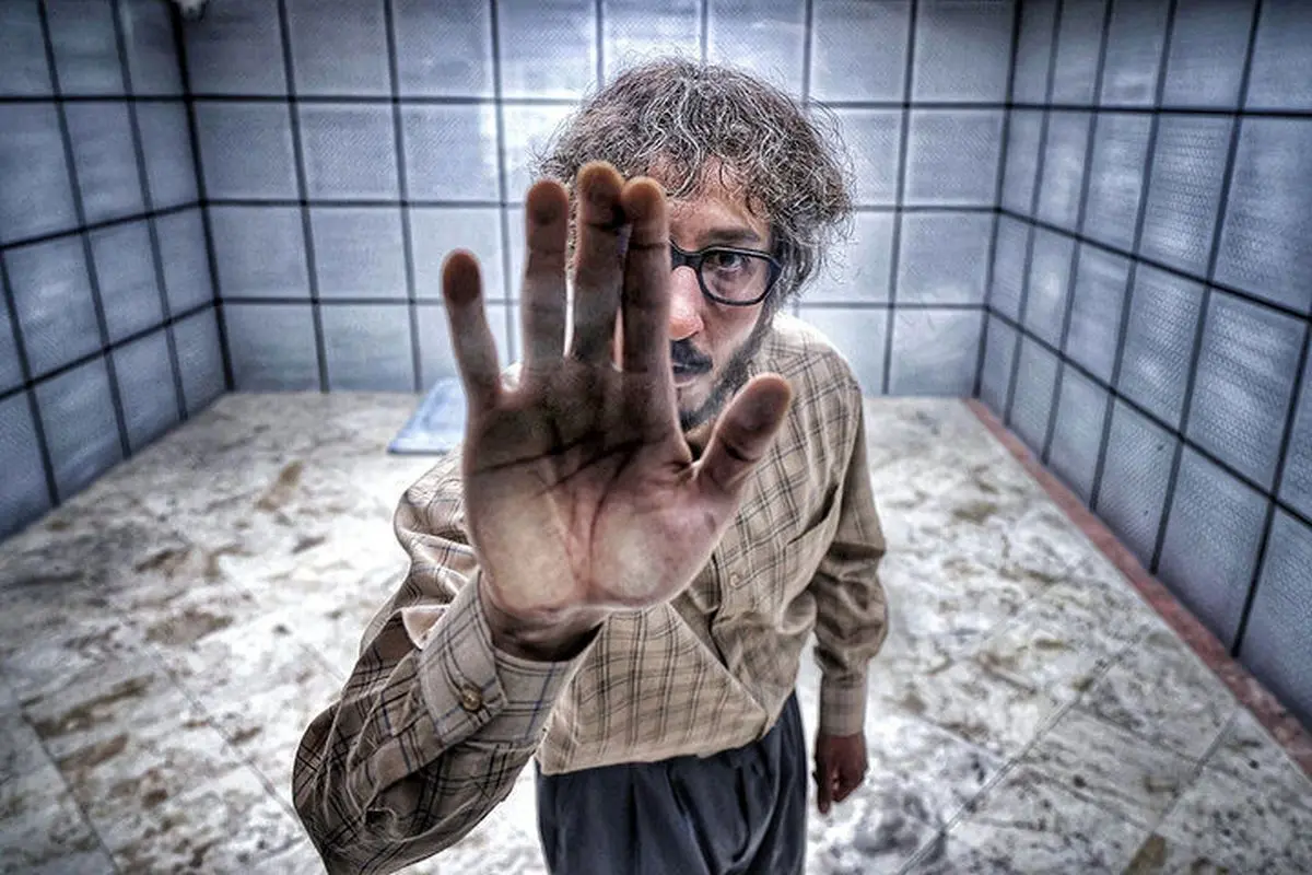 رونمایی از پوستر فیلم کمدی-اکشن «مرد عینکی» با بازی بهرام افشاری و تاریخ اکران اول مرداد