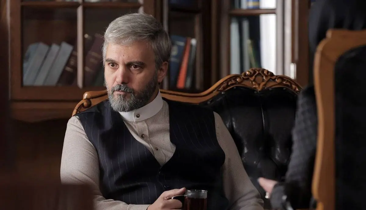 کامبیز دیرباز با گریم نقش طلوعی در زخم کاری ۲؛ تصویر جدید و جزئیات شخصیت در فصل دوم
