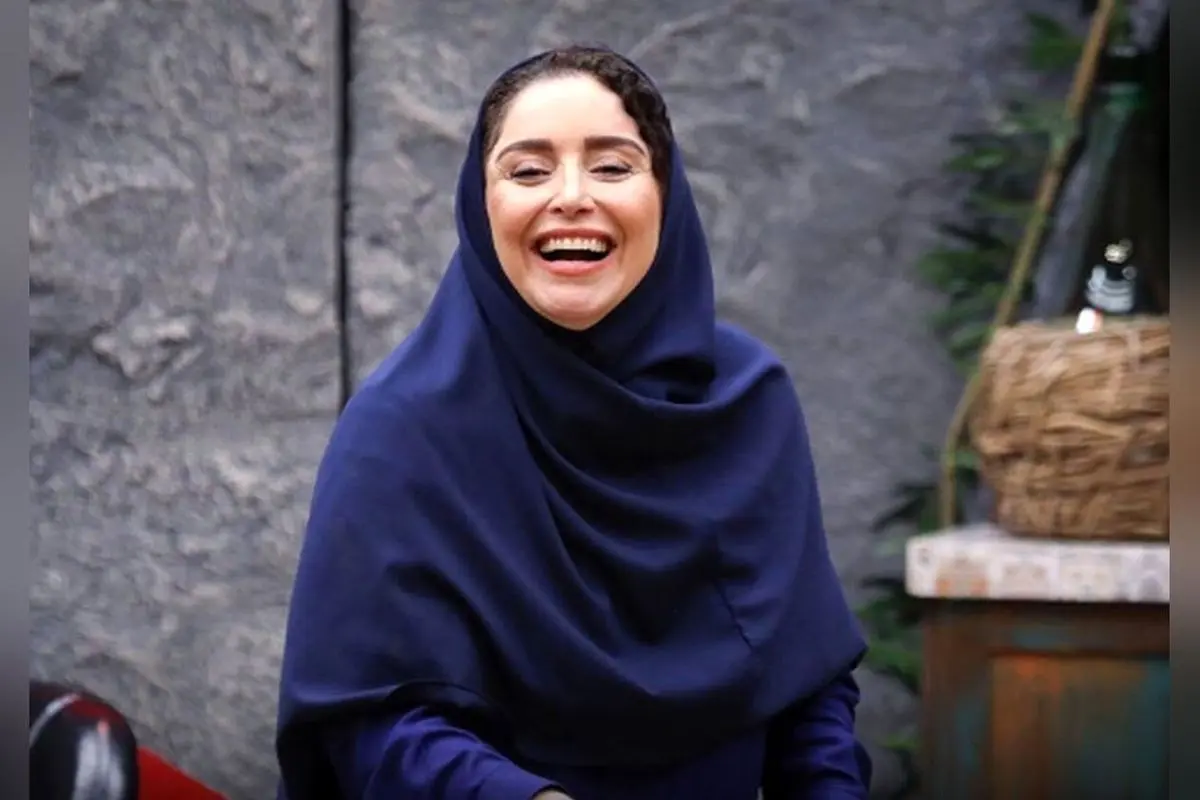 عکس خانوادگی ژاله صامتی و دخترش در پشت صحنه نمایش «ماهی رها»؛ لحظه‌ای دلنشین و طبیعی در کنار خانواده