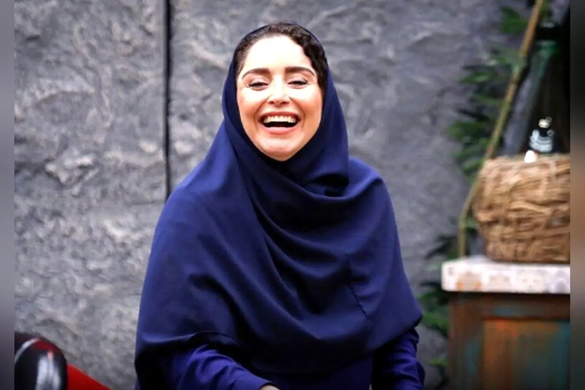 عکس خانوادگی ژاله صامتی و دخترش در پشت صحنه نمایش «ماهی رها»؛ لحظه‌ای دلنشین و طبیعی در کنار خانواده