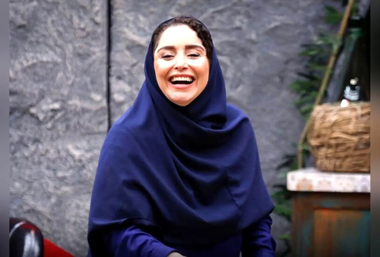 عکس خانوادگی ژاله صامتی و دخترش در پشت صحنه نمایش «ماهی رها»؛ لحظه‌ای دلنشین و طبیعی در کنار خانواده