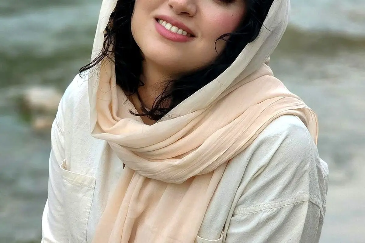 عکس هنری و لوکس هانیه غلامی در پله‌های خانه لاکچری و شاهانه با طراحی چوبی