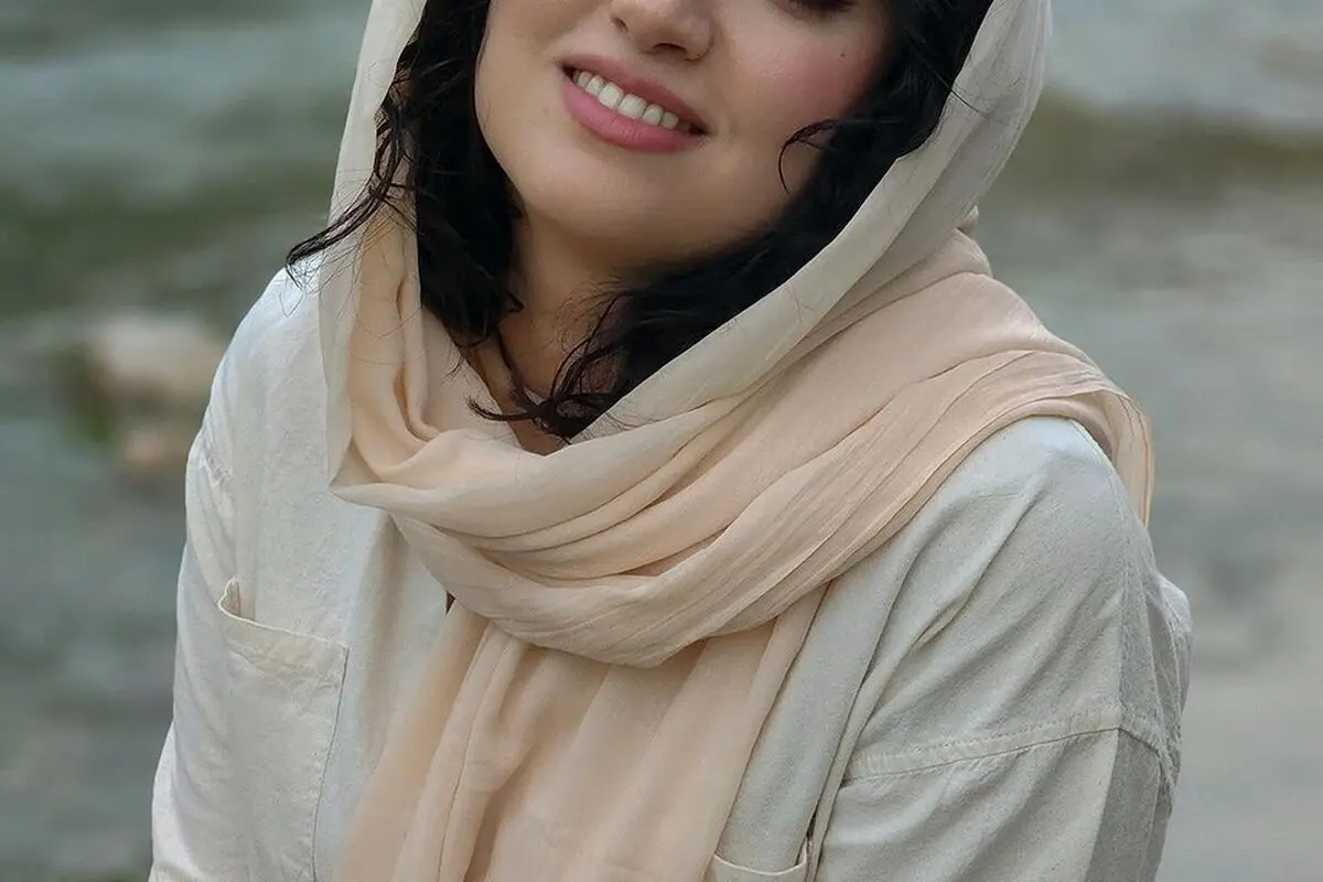 عکس هنری و لوکس هانیه غلامی در پله‌های خانه لاکچری و شاهانه با طراحی چوبی