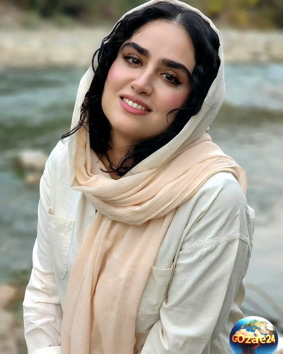عکس هنری و لوکس هانیه غلامی در پله‌های خانه لاکچری و شاهانه با طراحی چوبی