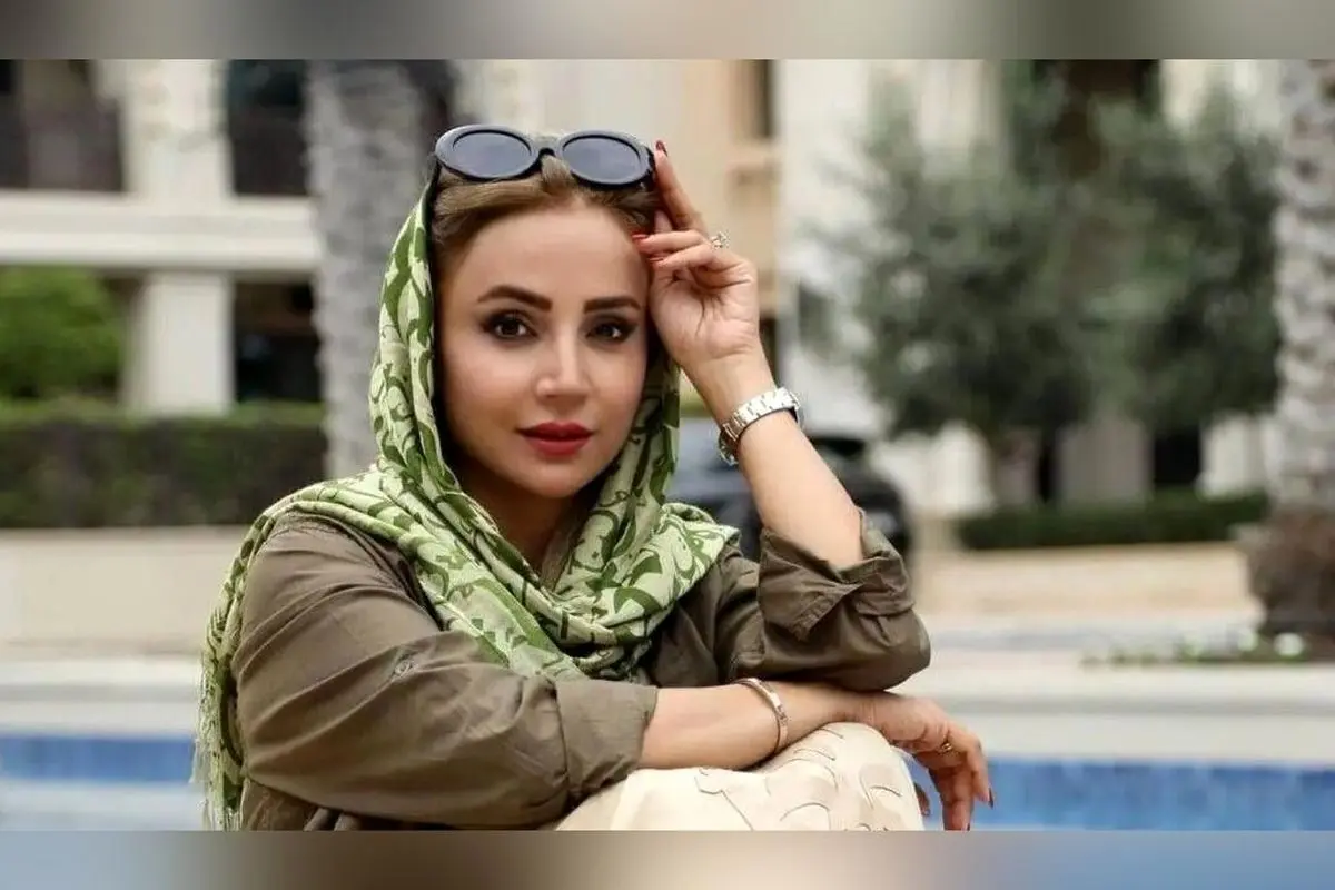 شبنم قلی‌خانی در عکس‌های جدید با دکوراسیون لوکس و مبل مجلل قرمز همراه با لوستر رنگی رنگارنگ