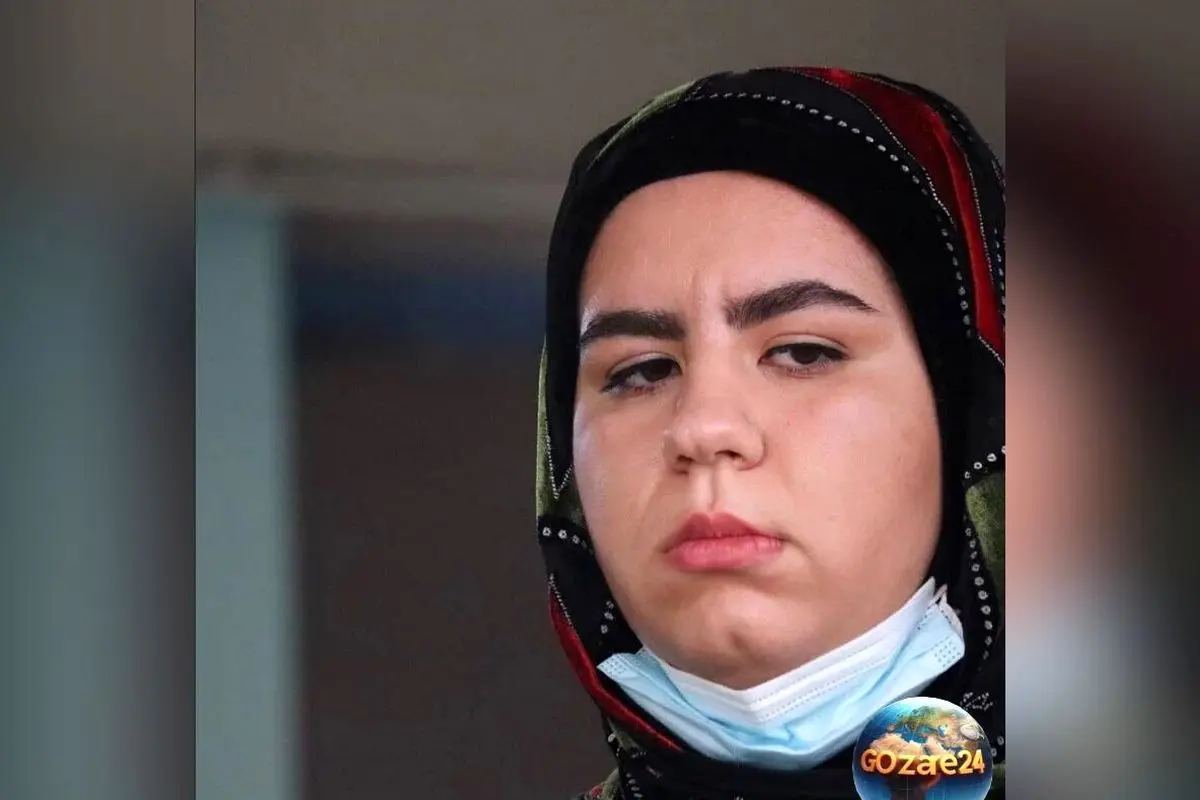 تصویر کودک بامزه و زیبای صهبا شرافتی بازیگر سریال نون خ + روناک با یک ژست خنده دار و جالب