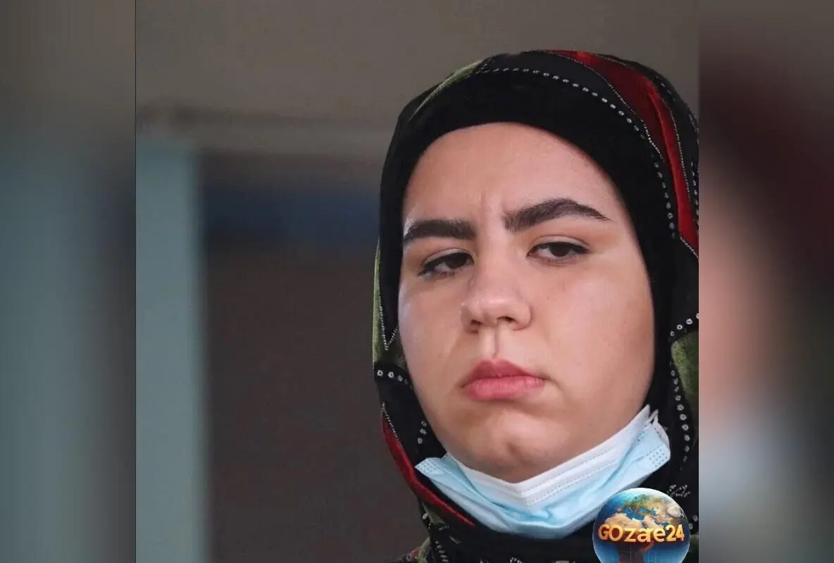 تصویر کودک بامزه و زیبای صهبا شرافتی بازیگر سریال نون خ + روناک با یک ژست خنده دار و جالب