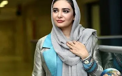 لیندا کیانی در استایل کلاسیک و ساده با روسری ابریشمی مجلسی؛ تصویری متفاوت و خاص