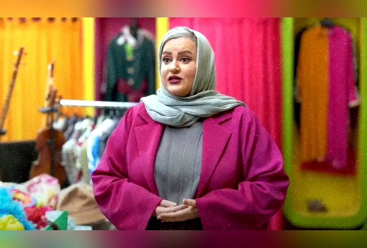 تصویر مزار پدر نعیمه نظام‌دوست در آرامشی جاودانه و ساده با گلباران