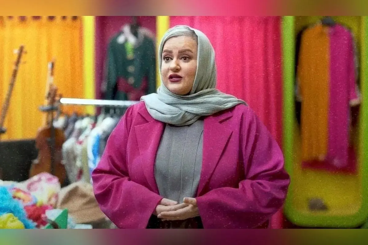 تصویر مزار پدر نعیمه نظام‌دوست در آرامشی جاودانه و ساده با گلباران