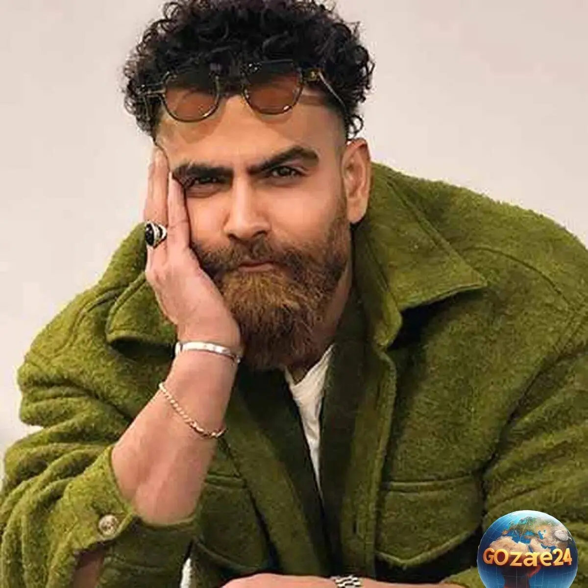 ویدئو پربازدید معین زد در حرم حضرت عبدالعظیم حسنی شهر ری؛ مداحی احساسی و متفاوت این خواننده پاپ