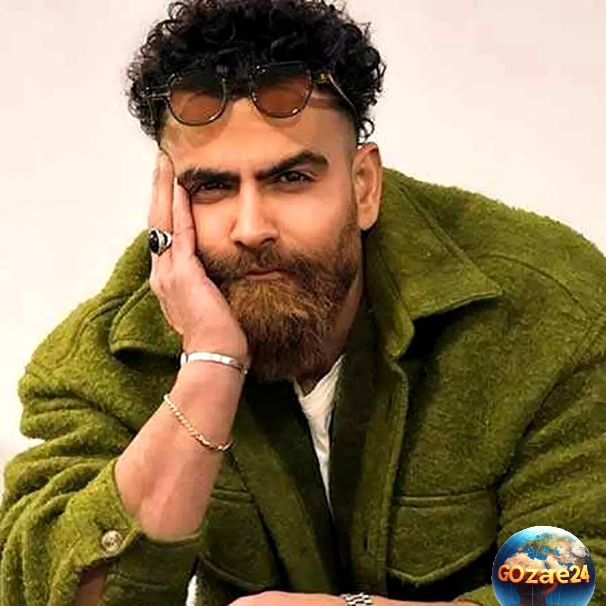 ویدئو پربازدید معین زد در حرم حضرت عبدالعظیم حسنی شهر ری؛ مداحی احساسی و متفاوت این خواننده پاپ