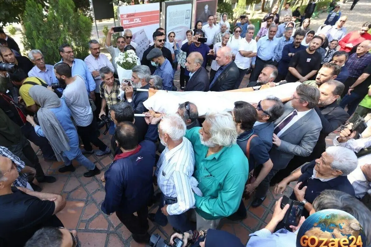 تصاویر متفاوت و جذاب لباس‌های عزاداری هنرمندان مشهور در مراسم تشییع آتیلا پسیانی و فردوس کاویانی