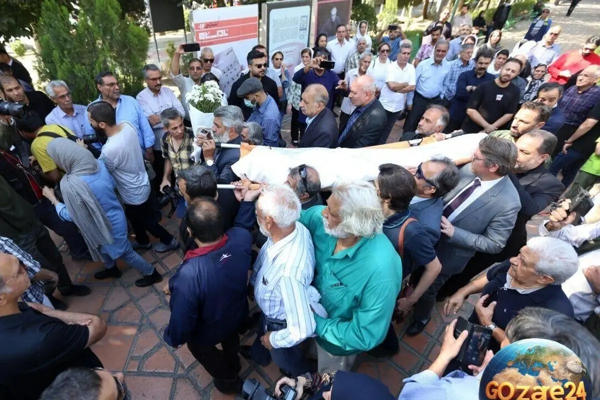 تصاویر متفاوت و جذاب لباس‌های عزاداری هنرمندان مشهور در مراسم تشییع آتیلا پسیانی و فردوس کاویانی